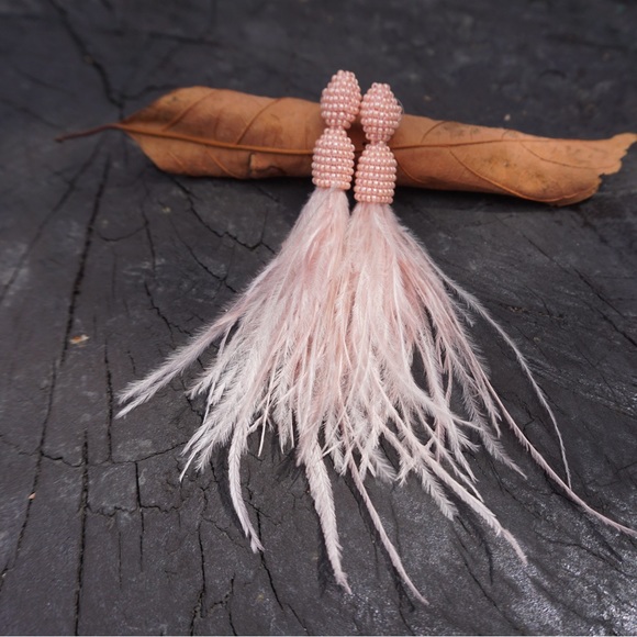 Statement earrings from Colombia made with the Miyuki technique and feathers. - Picture 1 of 3